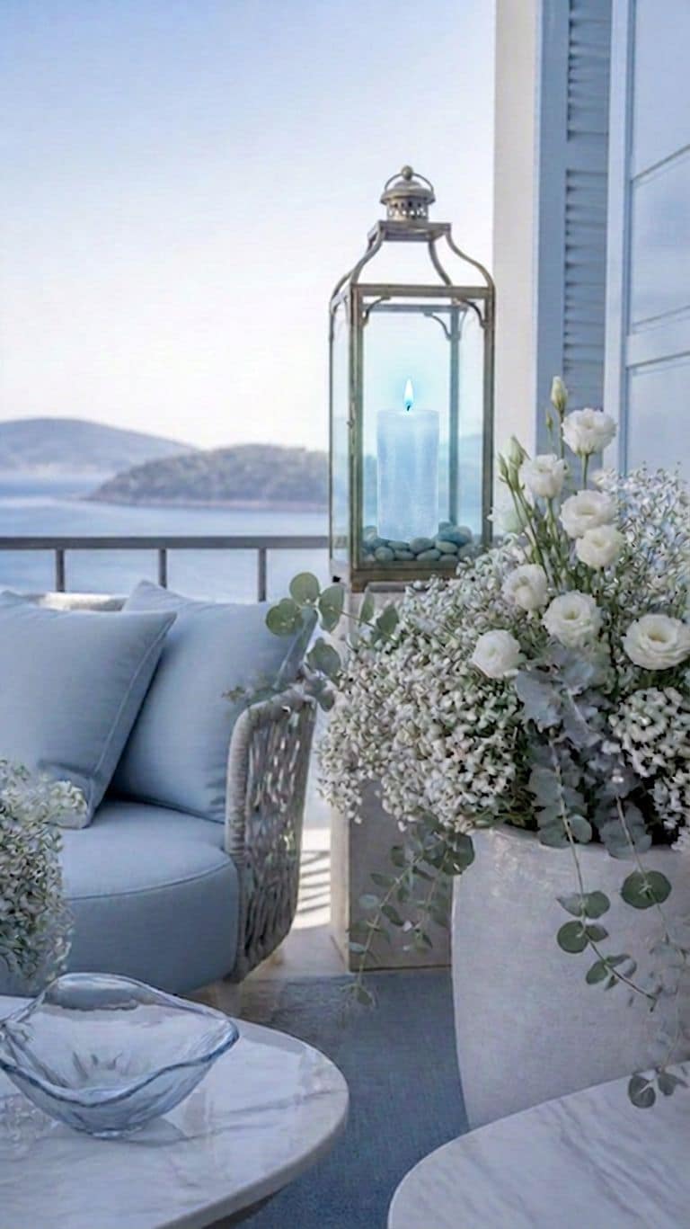 Eisblaue Balkon Blumen
