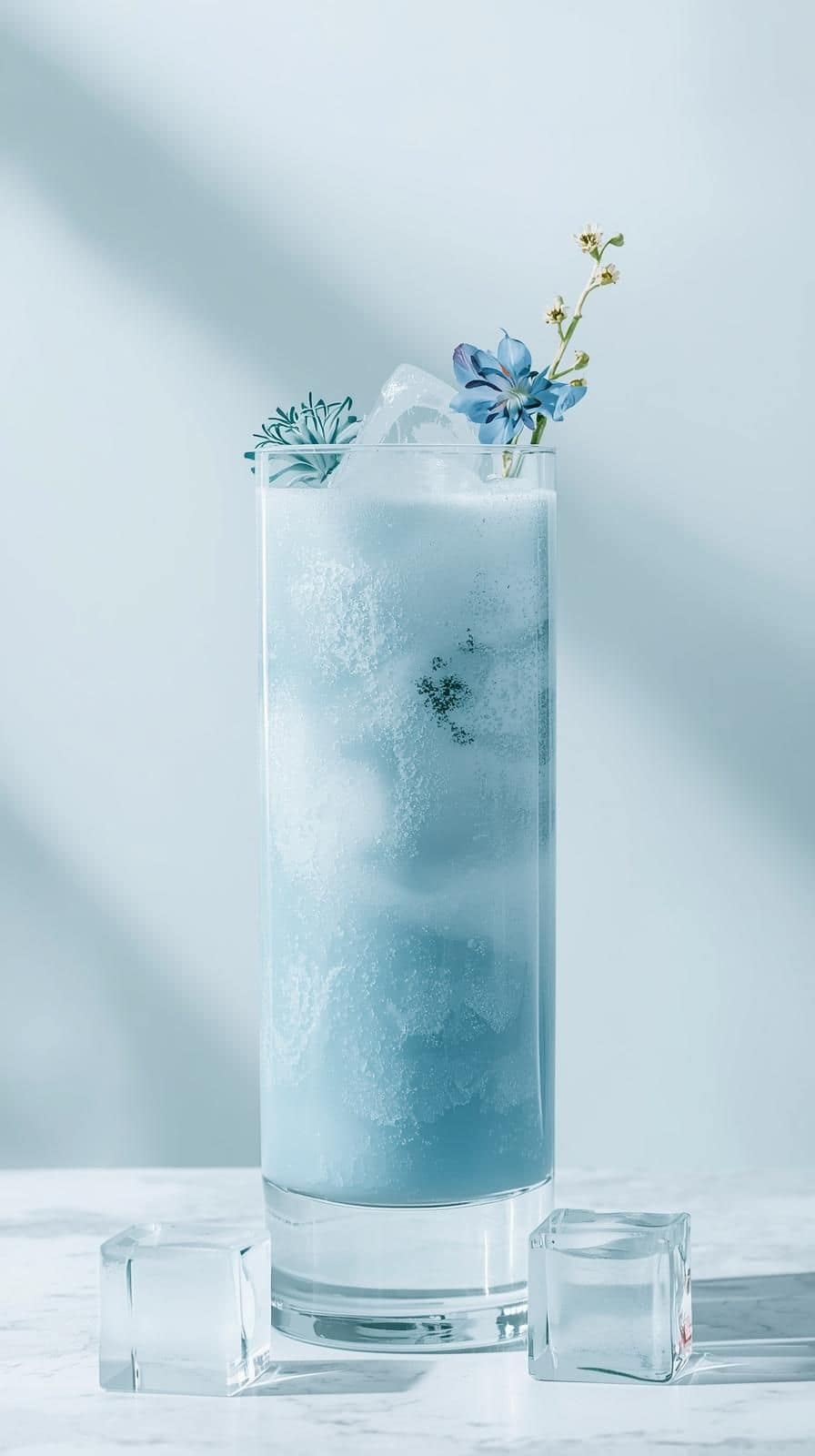 Eisblauer gefrosteter Mocktail