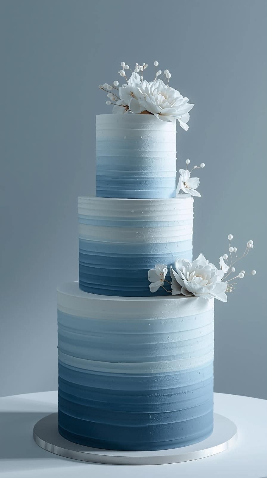 Minimalistische eisblaue Hochzeitstorte